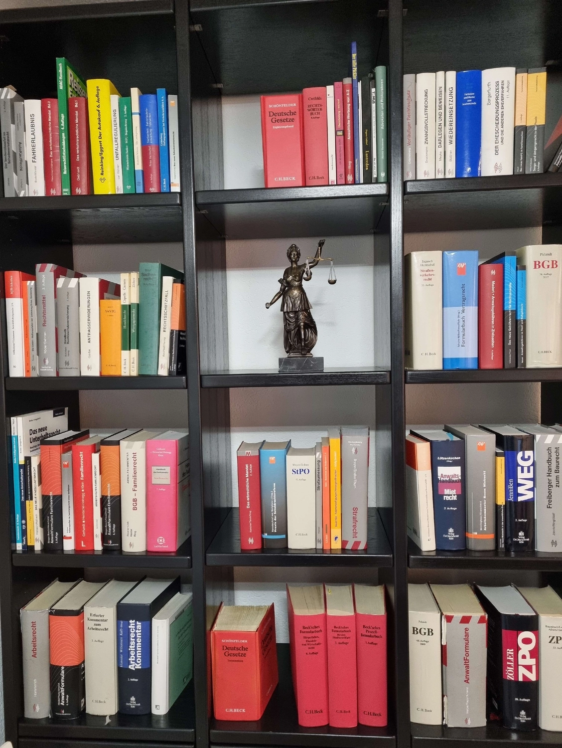 Kanzlei am Siechhof – Rechtsanwalt – Gesetzbücher im Regal und die Rechtsfigur